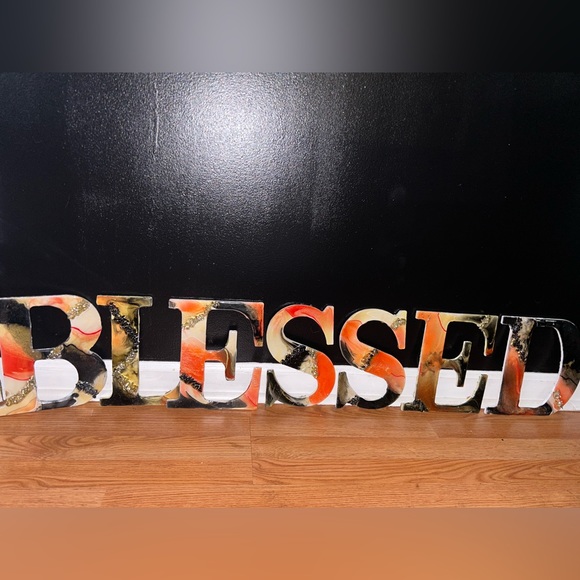 This is an all handmade wall decor with a matching tray very cute and stylish - Picture 5 of 5